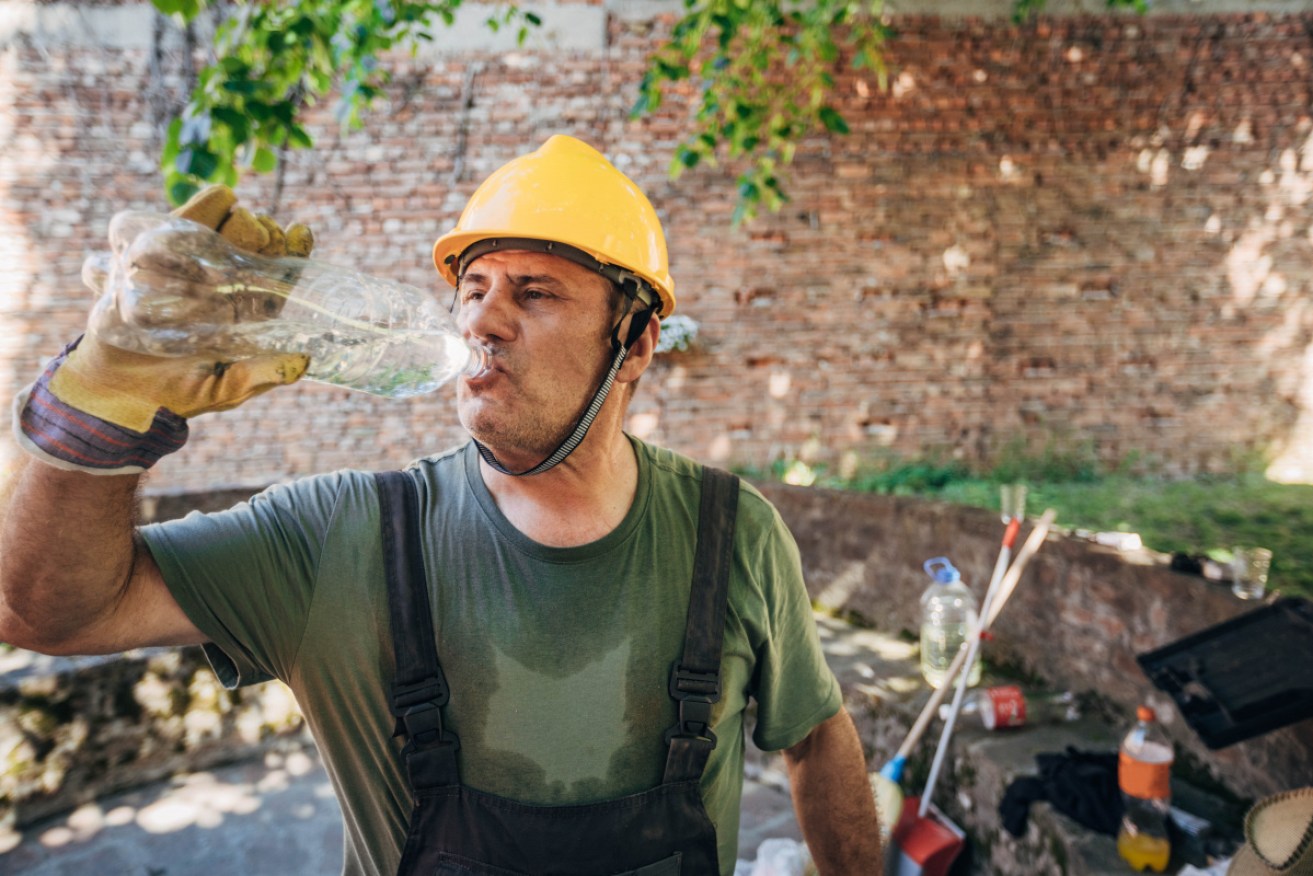 Working in the summer heat? You can lose a litre of water in no time. 