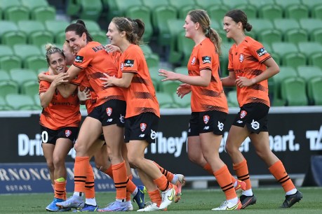Roar stuns Victory with come-from-behind win