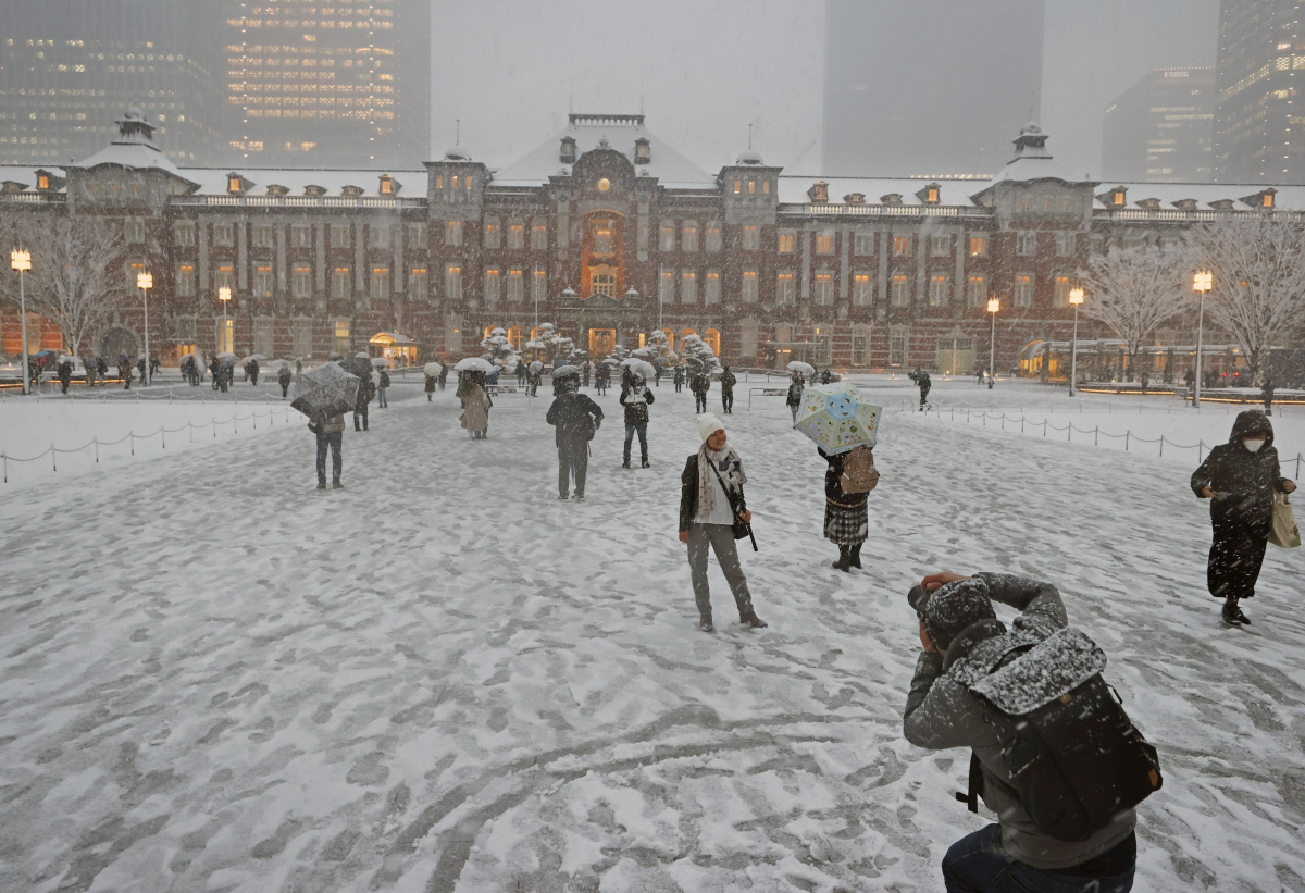 Ubercool Tokyo shivers under prolonged heavy snowfall