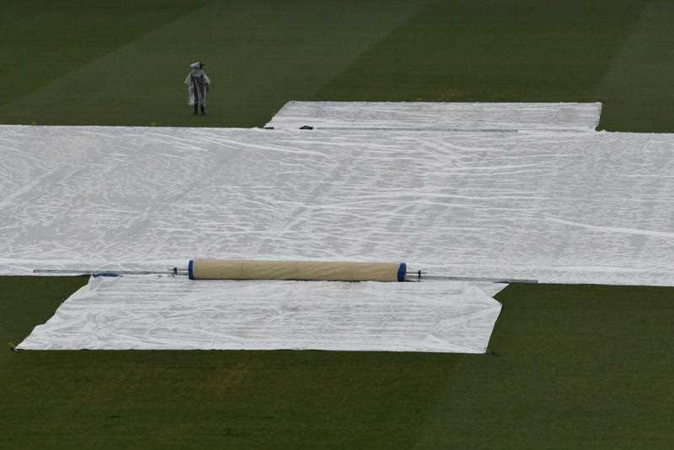 Showers in Sydney have resulted in a delay for a third straight day of the fourth Ashes Test at the SCG.