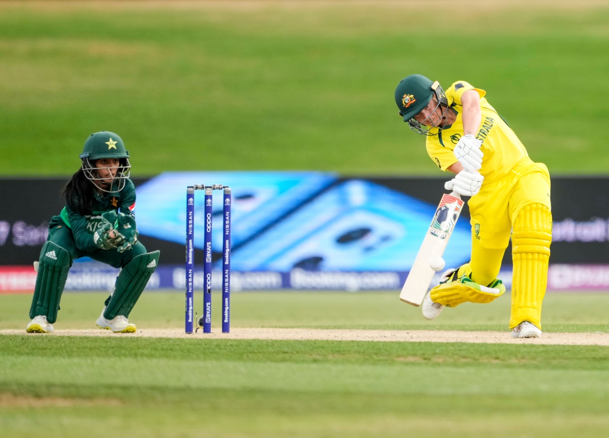 Alyssa Healy stars as Australia scores big World Cup win against Pakistan