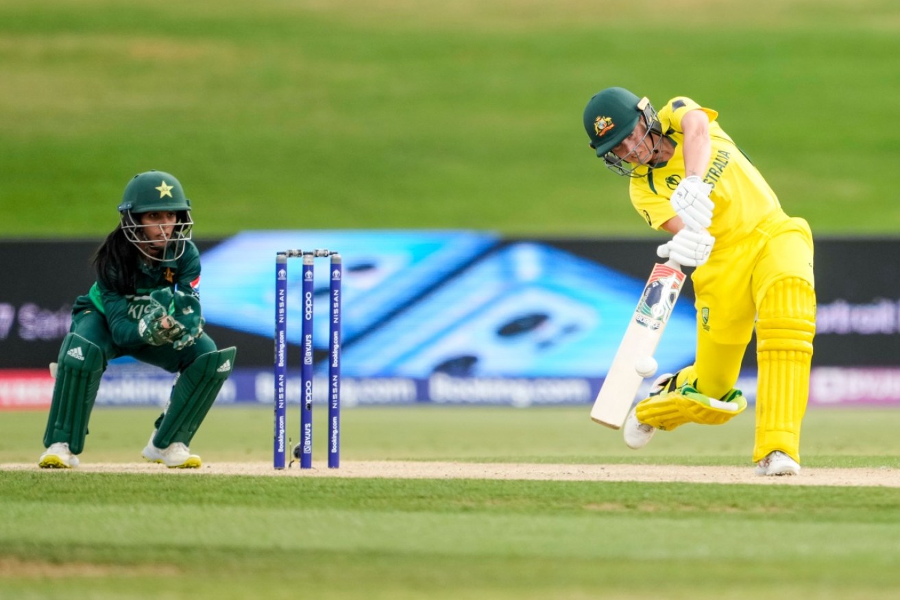 Alyssa Healy made 72 as Australia chased down Pakistan's 6-190 in their Women's World Cup clash.