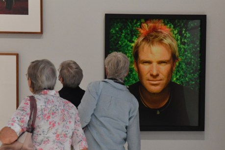 Intense Warne photo lures fans for selfies