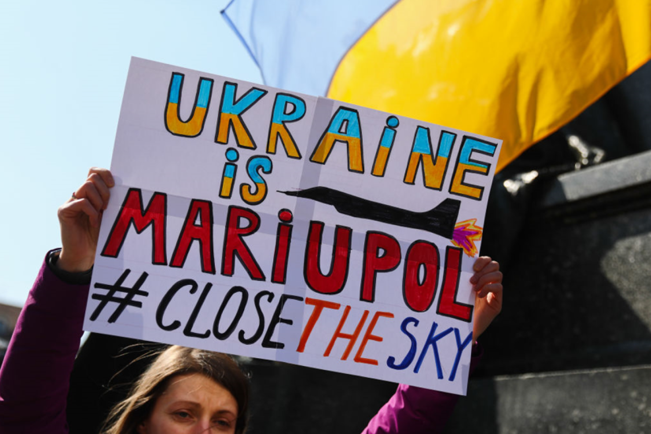As Mariupol endutres its endless pounding this protester adds her voice for calls for a no-fly zone.<i>Photo: Getty</i>