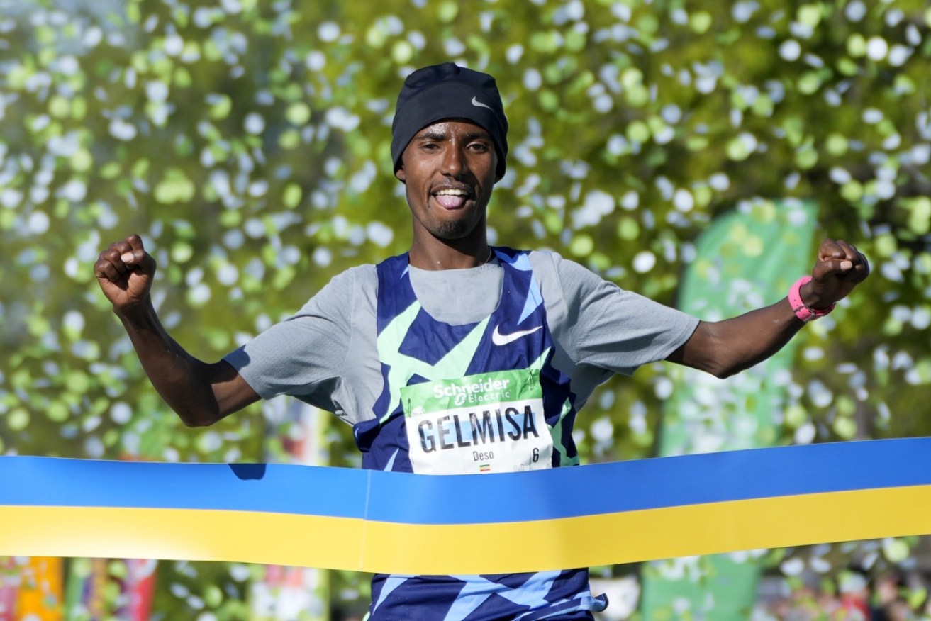 Ethiopia's Deso Gelmisa won the Paris marathon in bitterly cold conditions.