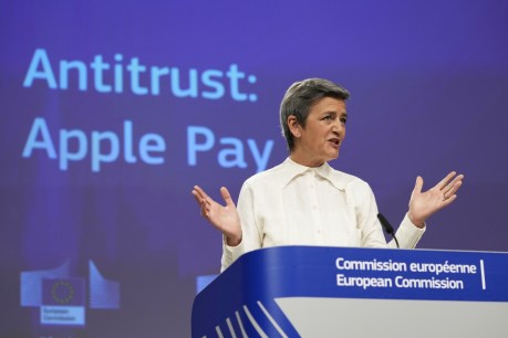 EU pushes antitrust case against Apple mobile payment system