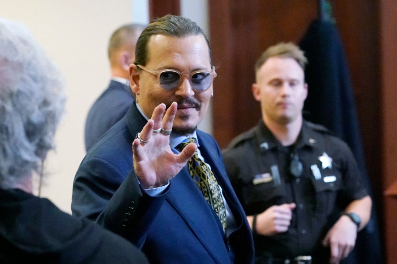 A surgeon has cast doubt over Johnny Depp's court story of how he lost the tip of his middle finger.