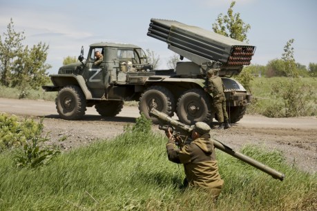 Ukraine defenders holding out in Donbas despite artillery barrage