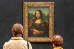 Protester smears <i>Mona Lisa</i> in cream