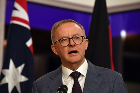PM defends crossbench staff cut proposal