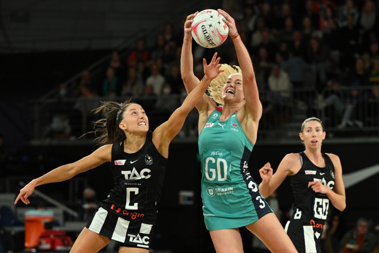 The Melbourne Vixens have beaten Collingwood in Super Netball but the Magpies are semi-final bound.