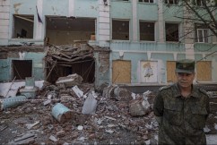 Ukraine troops ‘holding out’ in key eastern city