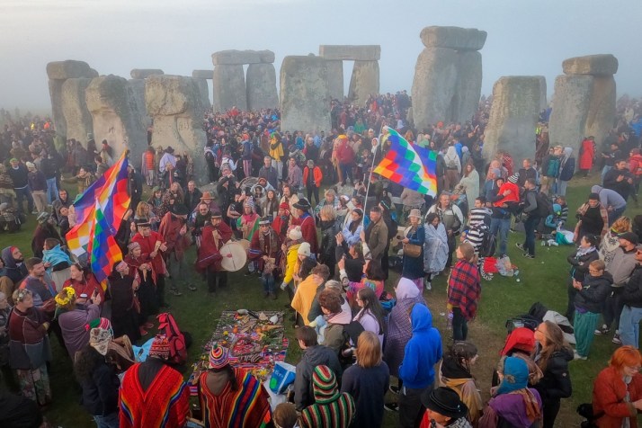 Stonehenge crowds greet summer solstice