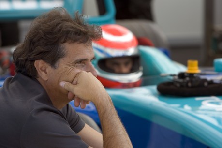 Piquet sorry for slur involving Lewis Hamilton