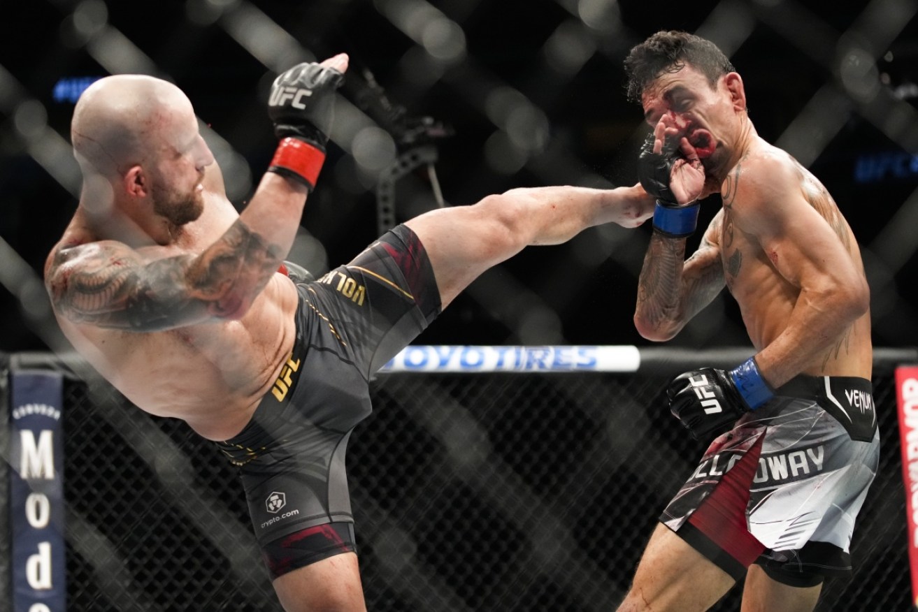 Alexander Volkanovski has retained his featherweight UFC title by unanimous decision.