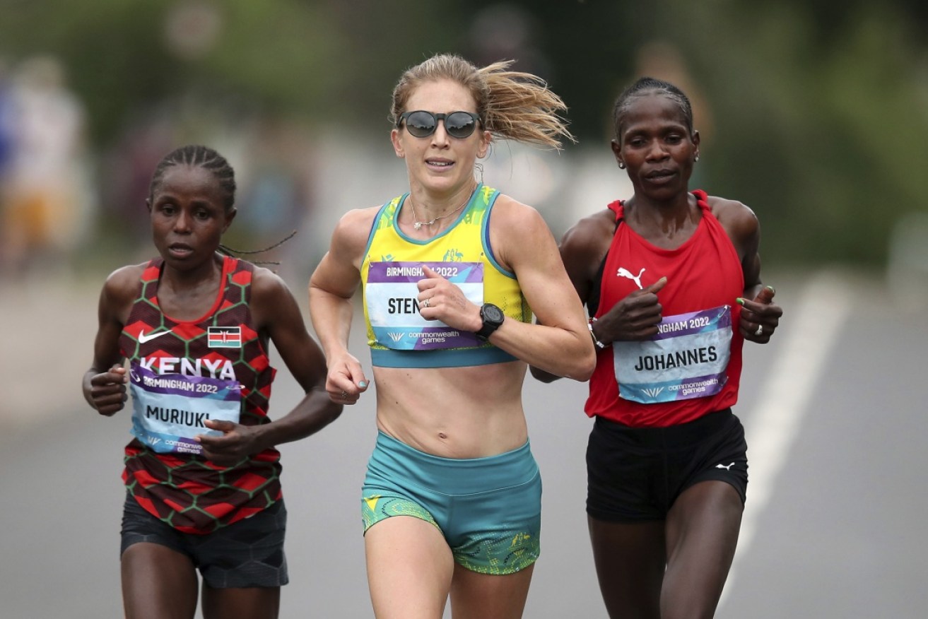 Jessica Stenson ahead of Namibia’s Helalia Johannes and Kenya’s Margaret Wangari Muriuki. 