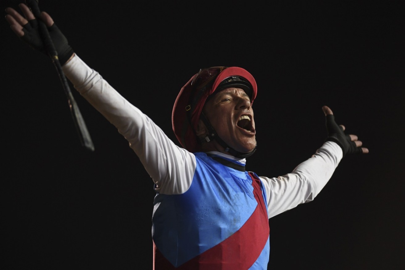 UK champion jockey Frankie Dettori will ride top mare Verry Elleegant in her French racing debut. 