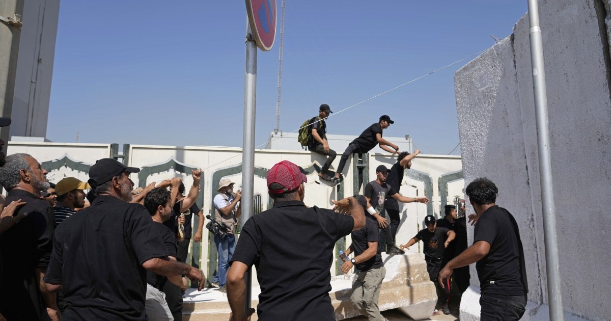 Followers of Iraqi cleric storm Republican Palace over resignation
