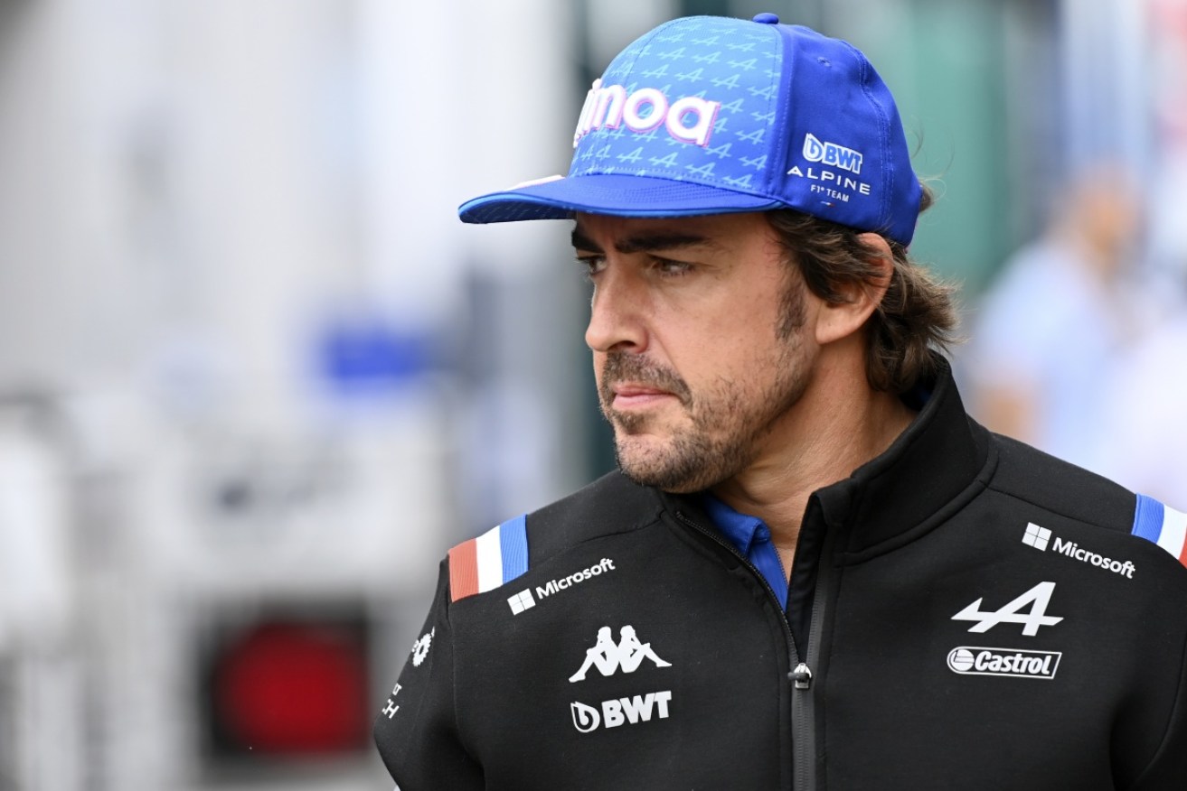 Fernando Alonso has apologised after calling Lewis Hamilton an idiot following a collision.