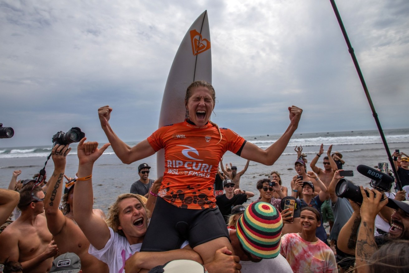 Australian Stephanie Gilmore broke down in tears after beating defending champion Carissa Moore to win a record eighth world surfing title.