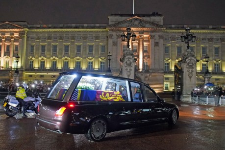 Queen’s coffin arrives at Buckingham Palace
