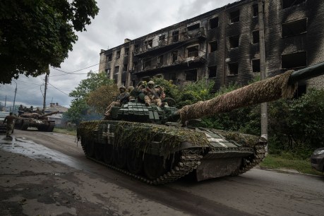 Ukraine advance on Russians near key city