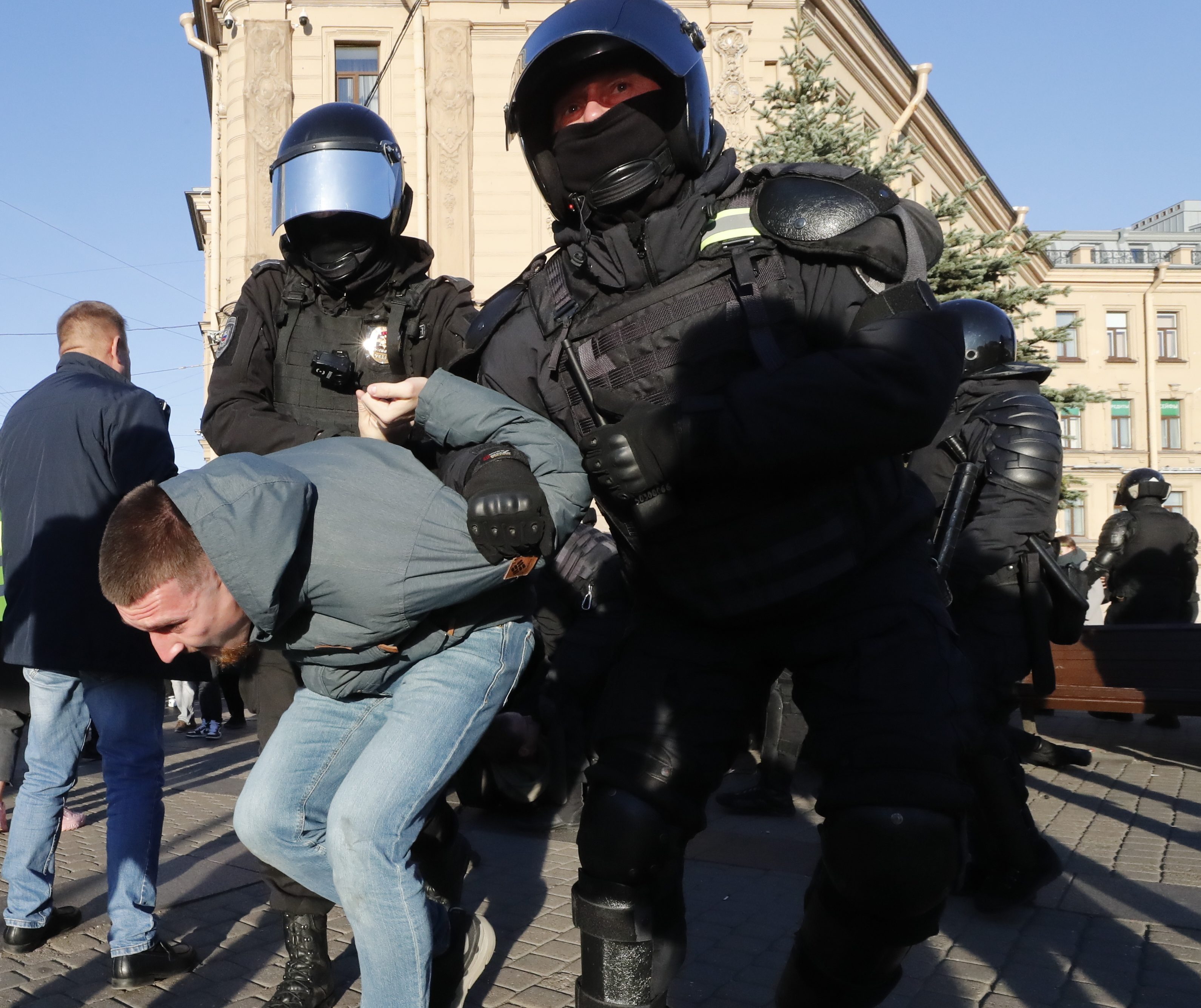 Hundreds Arrested As Russians Protest Against Putins Mobilisation
