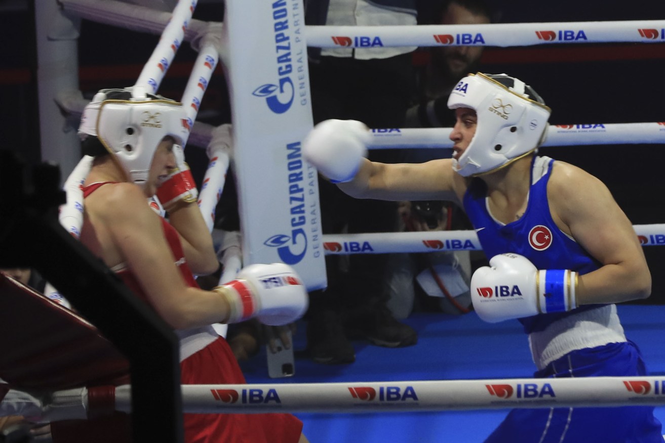 The International Boxing Association has lifted its ban on amateur boxers from Russia and Belarus.