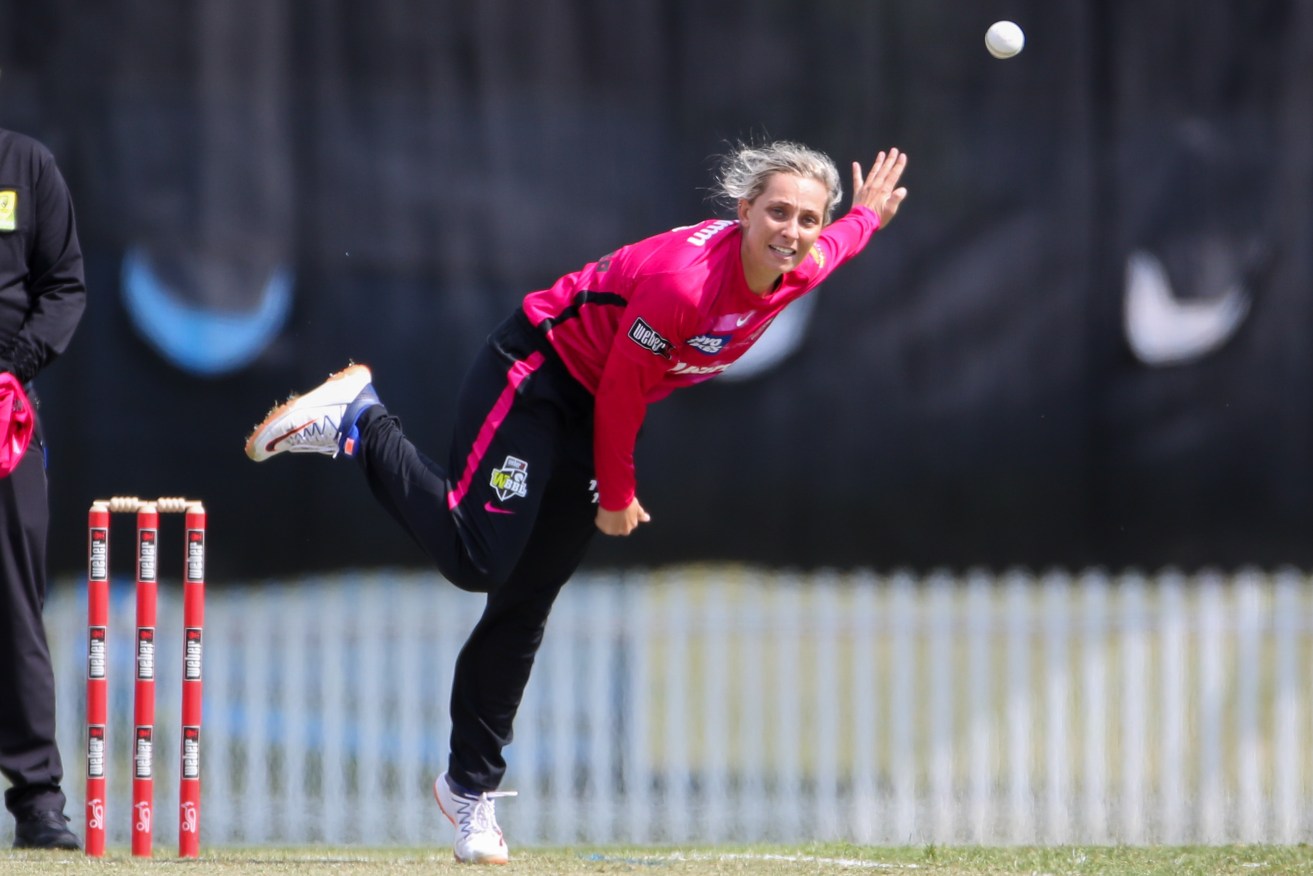 Ashleigh Gardner dominated with bat and ball to lead the Sixers to an eight-wicket win over Hobart.