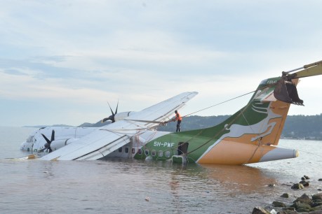 Man risks life to save plane crash survivors