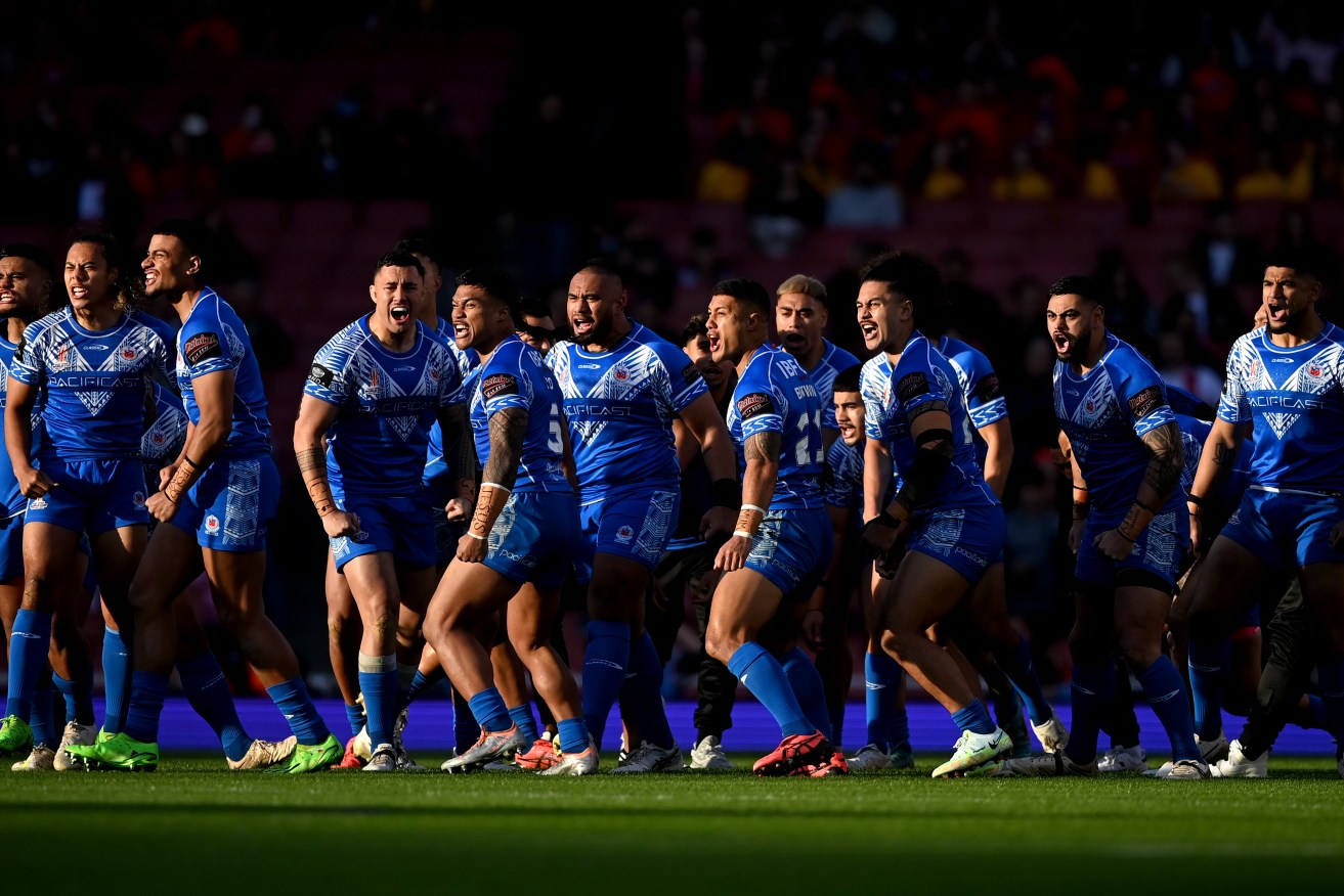 Samoa shocked England with a 27-26 win in their Rugby League World Cup semi-final.