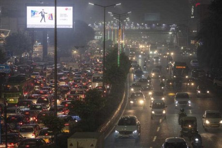 Smog engulfs New Delhi, air pollution worsens