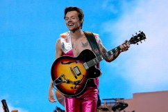 Harry Styles halts concert over crowd crush fears