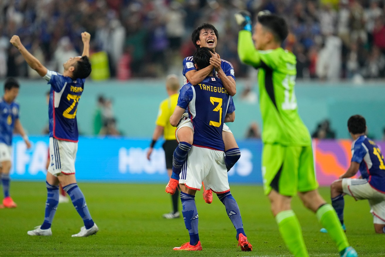 Japan have come from behind to beat Spain 2-1 to qualify for the last 16 of the World Cup.