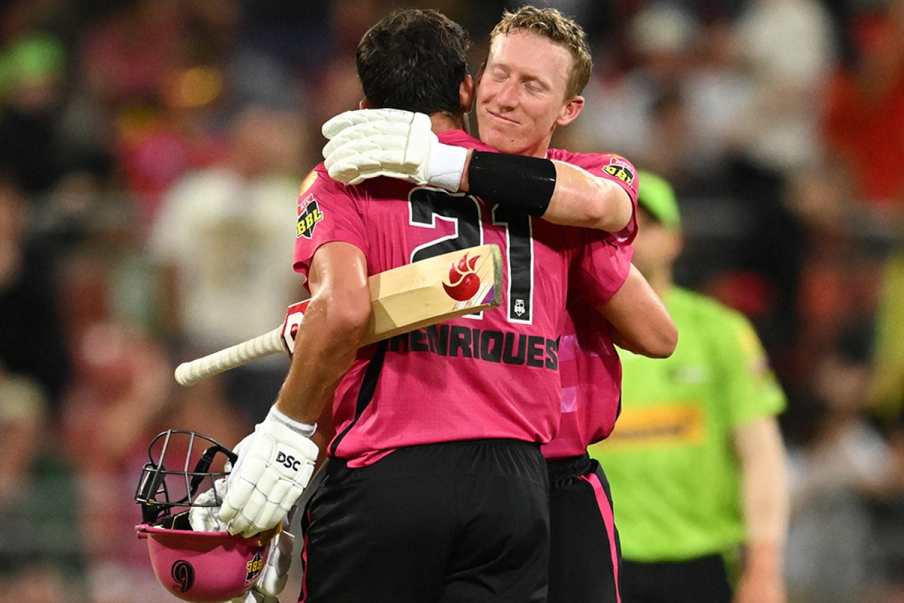 Moises Henriques and Jordan Silk lifted Sydney Sixers to a comfortable win over Thunder.