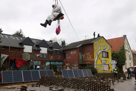German police move on coal mine protesters