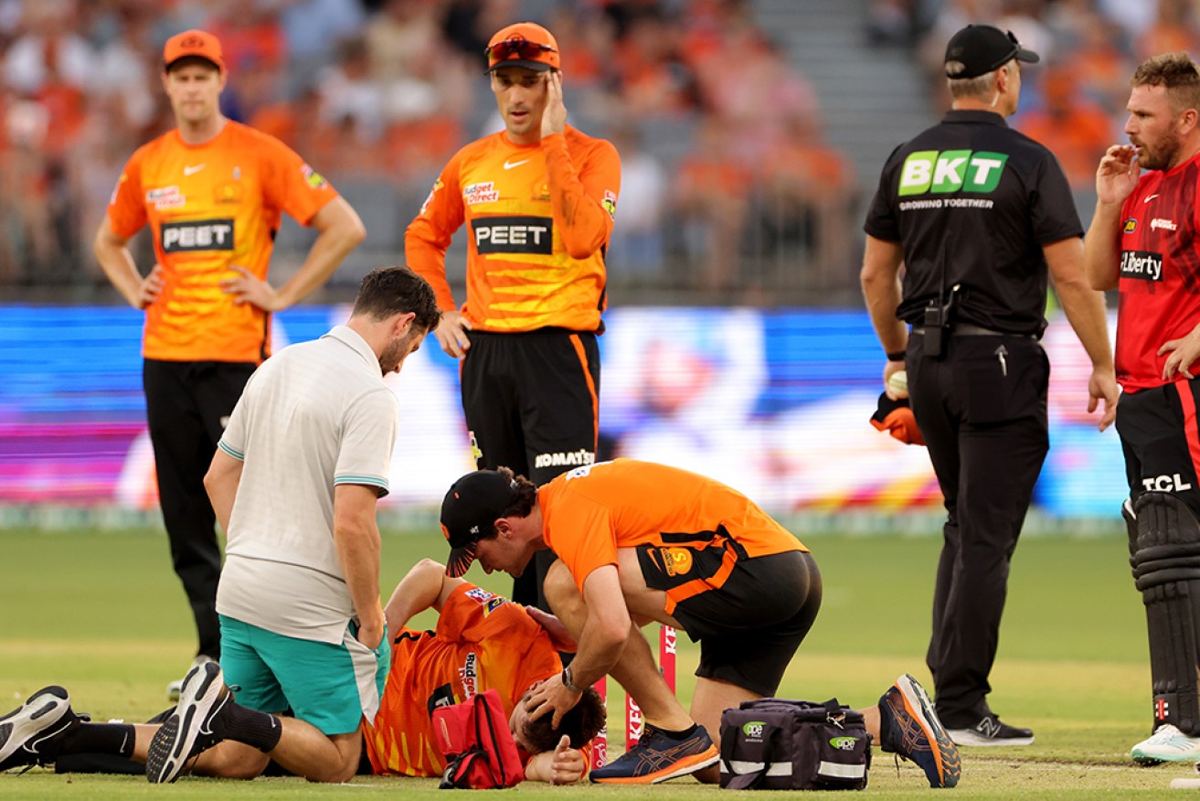 Perth Scorchers won against Melbourne Renegades but lost paceman Matt Kelly to a freak injury.