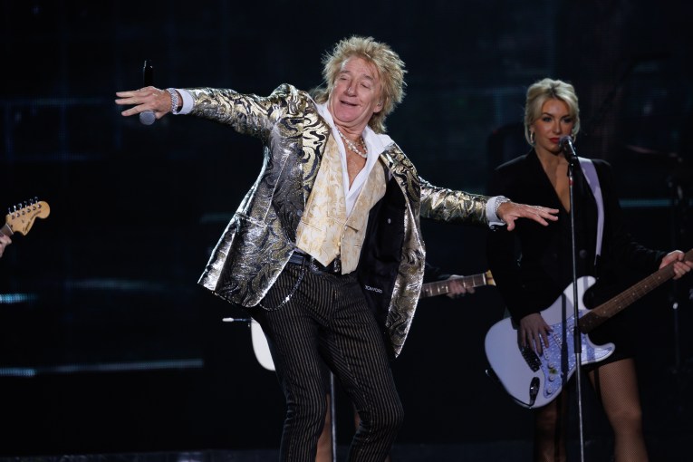 Rod Stewart cancels tour dates after heart surgery