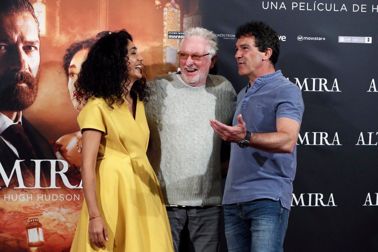 British director Hugh Hudson (C) poses with Spanish actor/cast member Antonio Banderas (R) and Iranian actress/cast member Golshifteh Farahani