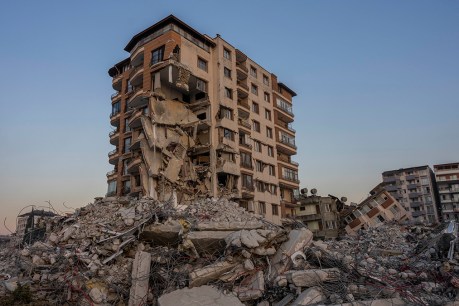 Turkey president vows to continue quake searches