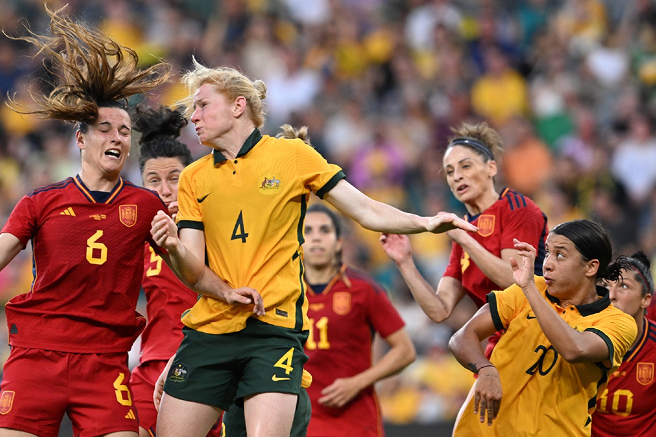 Australia has held on to beat Spain 3-2 in their Cup of Nations clash in Sydney on Sunday. 