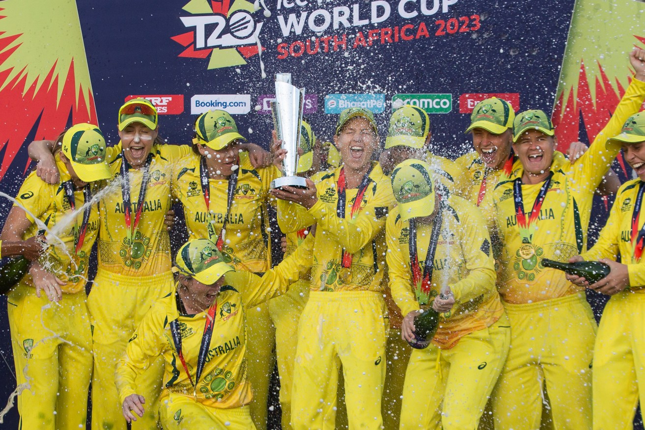 Australia's cricketers are supporting the Diamonds during their pay dispute with Netball Australia.