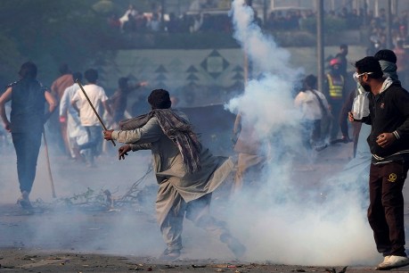 More clashes as Pakistan police try to arrest Imran Khan