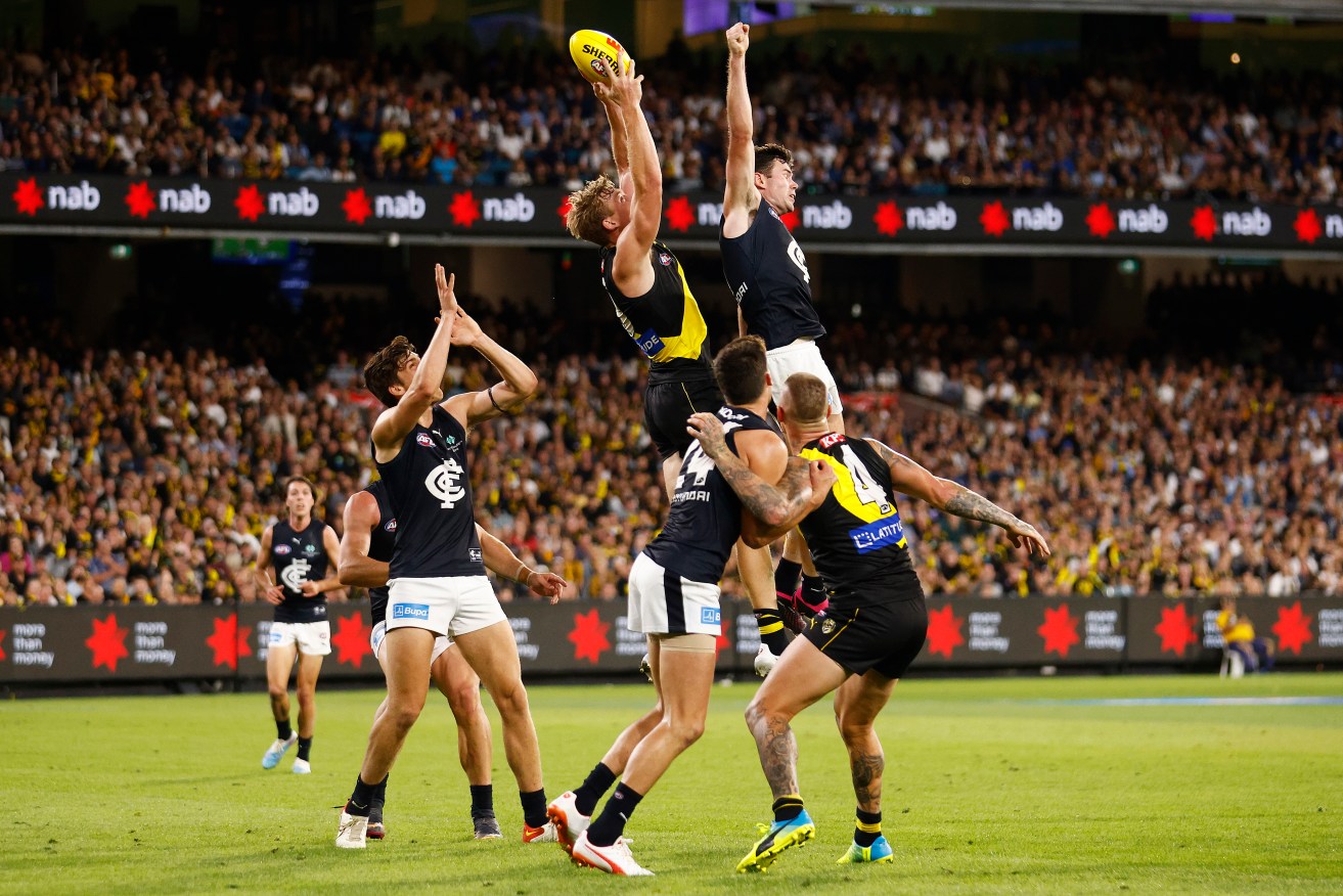 Richmond forward Tom Lynch takes a strong pack mark in the final minute against Carlton at the MCG on Thursday night.