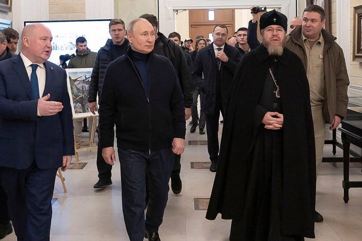 Putin makes surprise visit to Mariupol