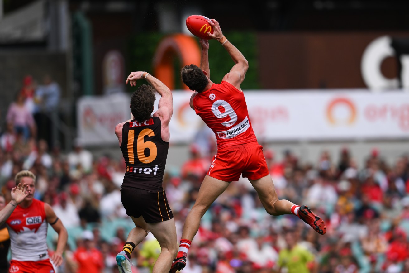 Will Hayward of the Sydney Swans and Lachlan Bramble of Hawthorn contest the ball during the AFL Round 2 match between the Sydney Swans and Hawthorn at the SCG.