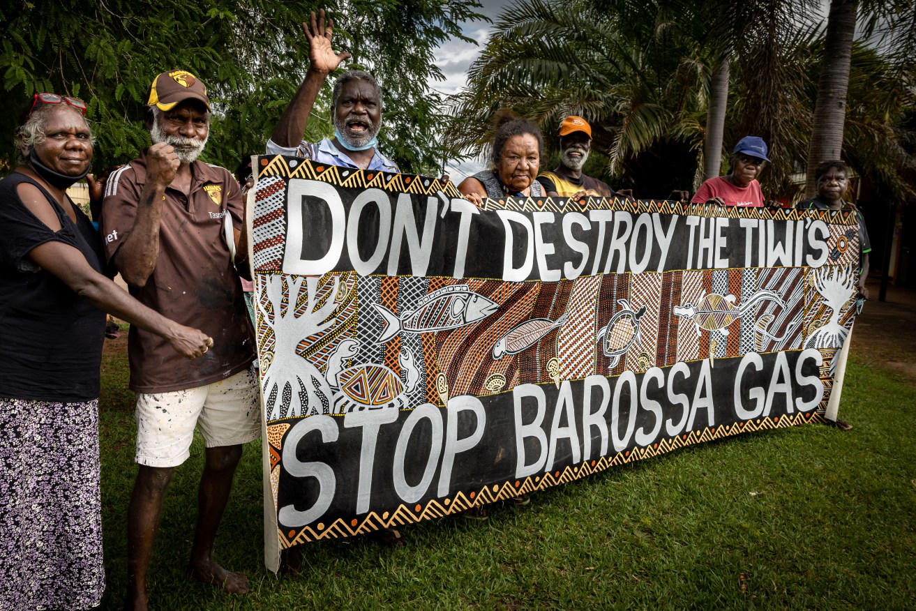 Tiwi and Larrakia traditional owners say the big four banks have failed to respond to human rights complaints over a proposed gas project off the NT coast.