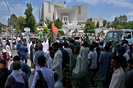 Thousands protest over release of Imran Khan