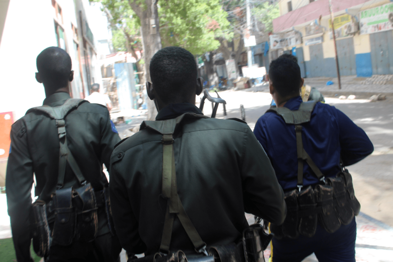 Somali troops move cautiously towards the Pearl restaurant after the Islamic militants' attack. 