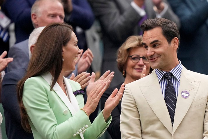 Wimbledon fans welcome back Roger Federer 